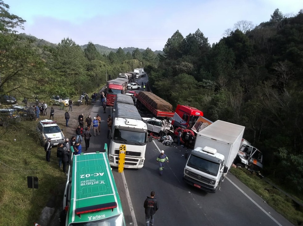Sete ficam feridos em batida entre 10 veículos em congestionamento formado após acidente com ônibus do Umuarama Futsal