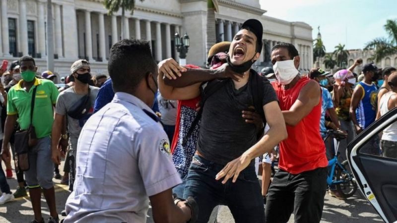 Cuba vive maiores protestos contra o Governo desde os anos noventa