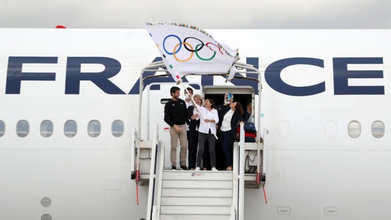 Bandeira Olímpica chega em Paris, sede dos próximos Jogos
