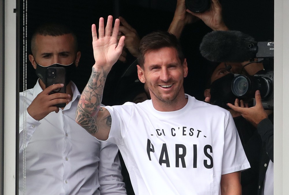 Messi chega a Paris para assinar contrato com o PSG