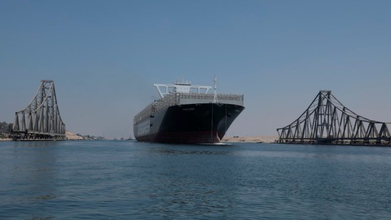 Navio Ever Given atravessa o Canal de Suez novamente, 150 dias após encalhar no caminho