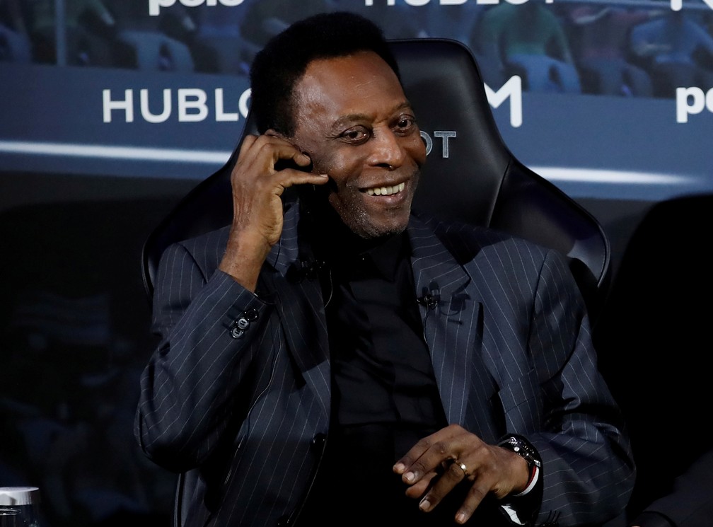 Pelé reúne astros do esporte e da arte para leilão de caridade
