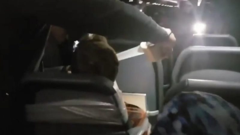 Passageiro é preso a assento com fita adesiva após agredir e assediar comissários em voo nos EUA