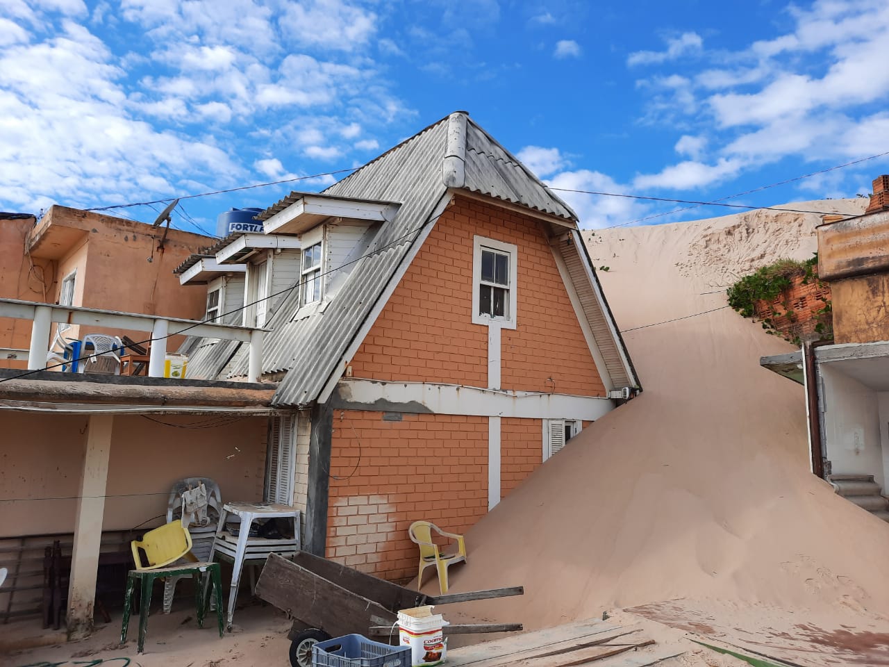 FOTOS: casa desaba parcialmente por avanço das dunas em Florianópolis