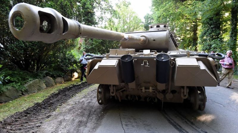 Idoso que guardava tanque da Segunda Guerra em casa é multado em R$1,5 milhão