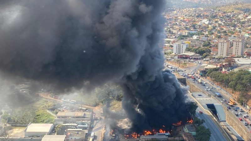 Incêndio em galpão de empresa de turismo atinge vários ônibus e carros em BH