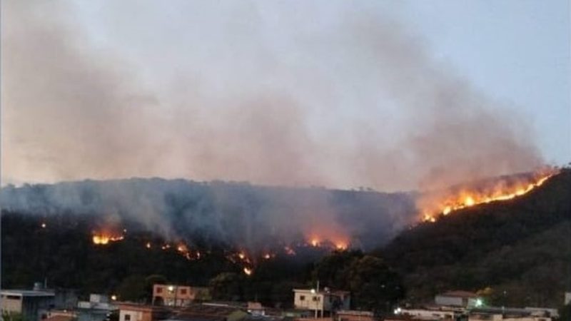 Corpo de Bombeiros combate incêndio em unidade de conservação, em Pitangui