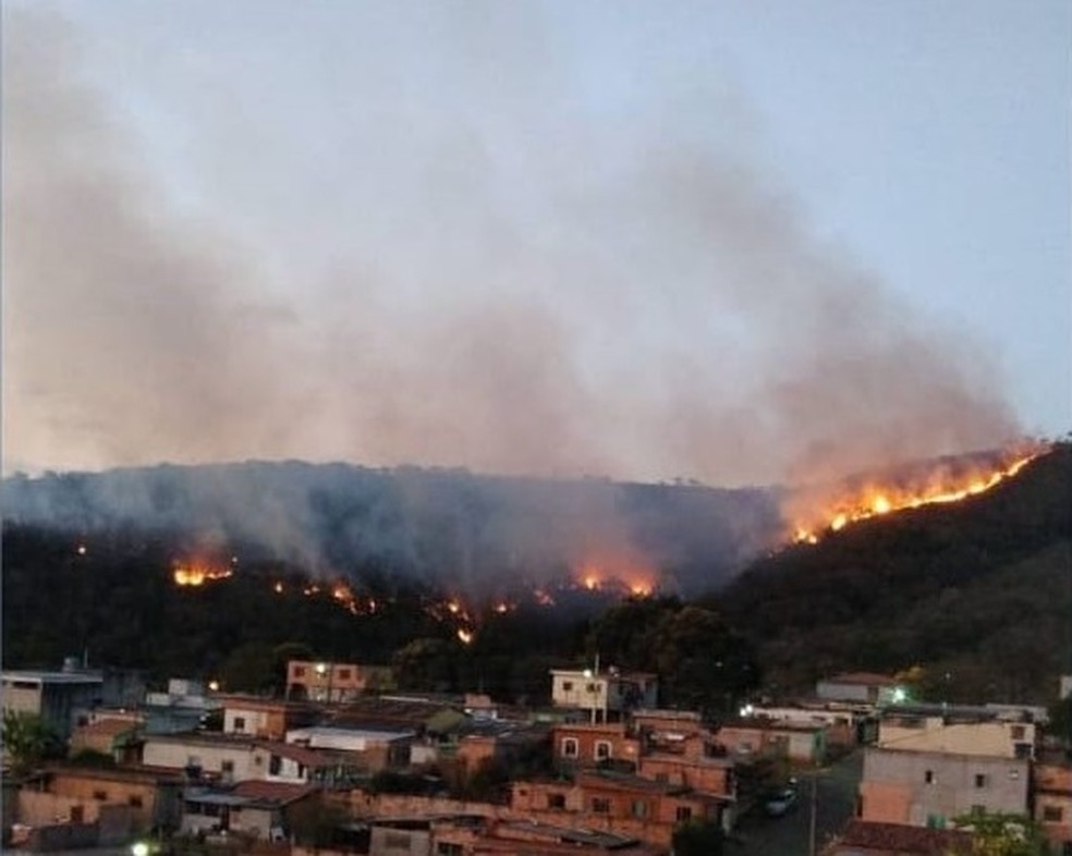 Corpo de Bombeiros combate incêndio em unidade de conservação, em Pitangui