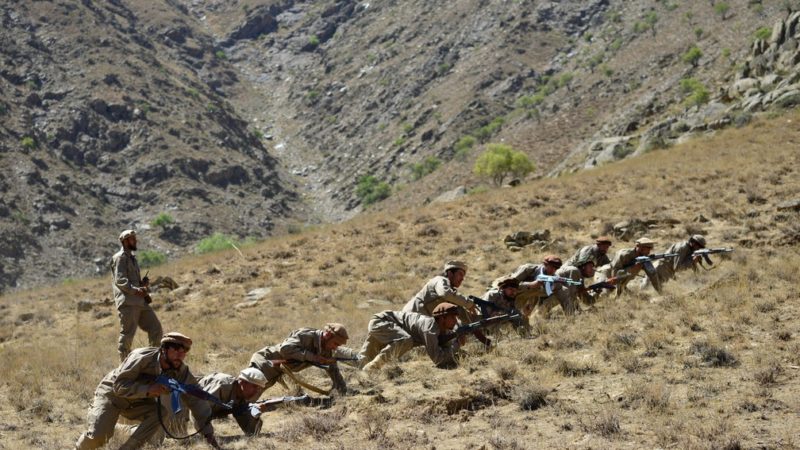 Talibãs e rebeldes se enfrentam na única província que ainda resiste