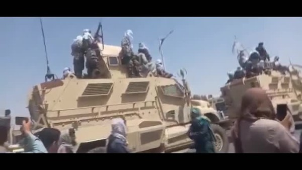 Talibãs exibem armas em desfile militar após a retirada das tropas americanas