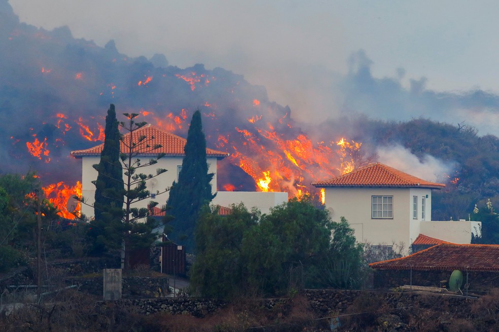 Lava de vulcão nas Canárias chega a casas, e milhares de pessoas fogem