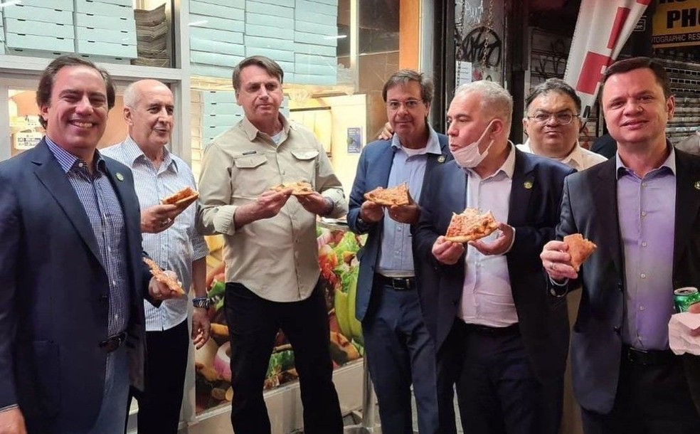 Proibido de entrar em restaurante, Bolsonaro come na rua em NY