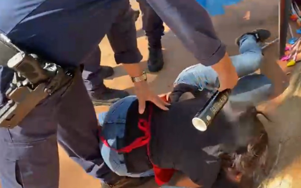 Guarda civil joga spray de pimenta em mãe e adolescente caídos no chão durante abordagem em Goiânia