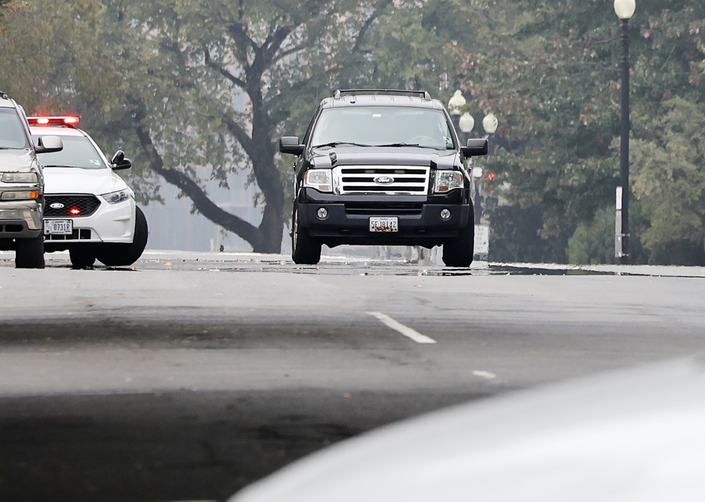Homem é preso após estacionar ‘veículo suspeito’ em frente à sede da Suprema Corte dos EUA