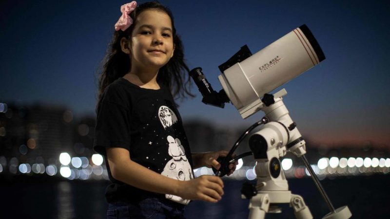 Menina brasileira de apenas oito anos mapeia 23 asteroides e pode se tornar a pessoa mais jovem do mundo a realizar descoberta