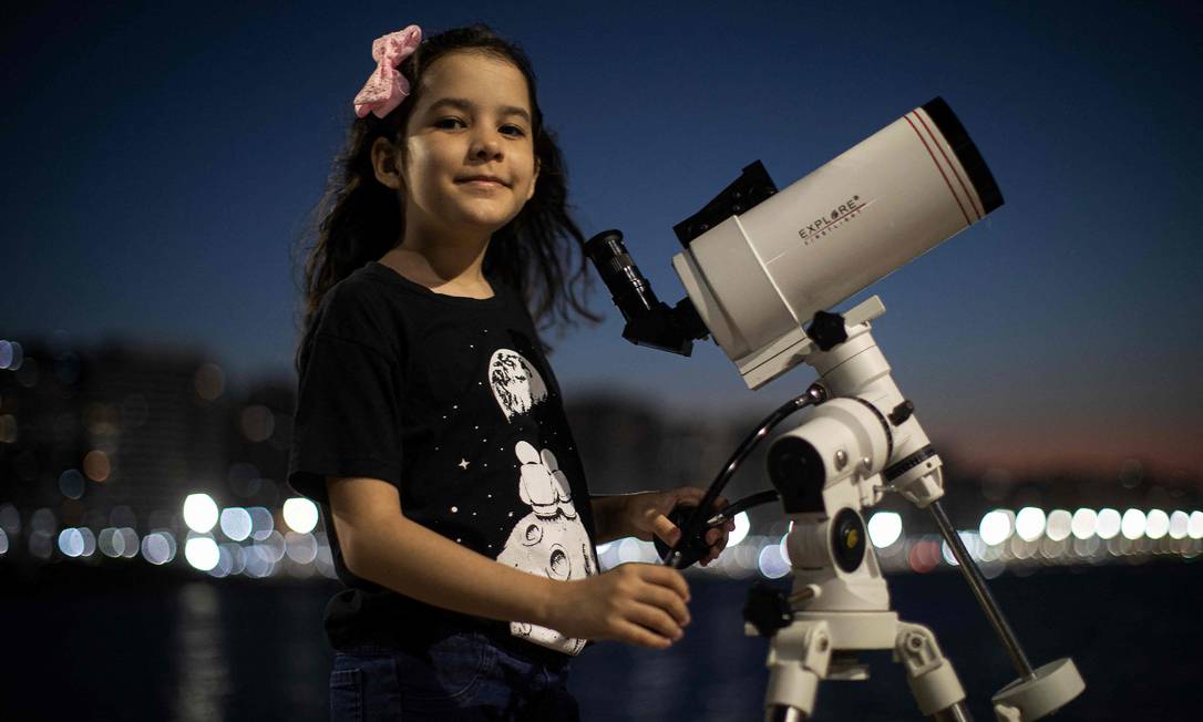 Menina brasileira de apenas oito anos mapeia 23 asteroides e pode se tornar a pessoa mais jovem do mundo a realizar descoberta
