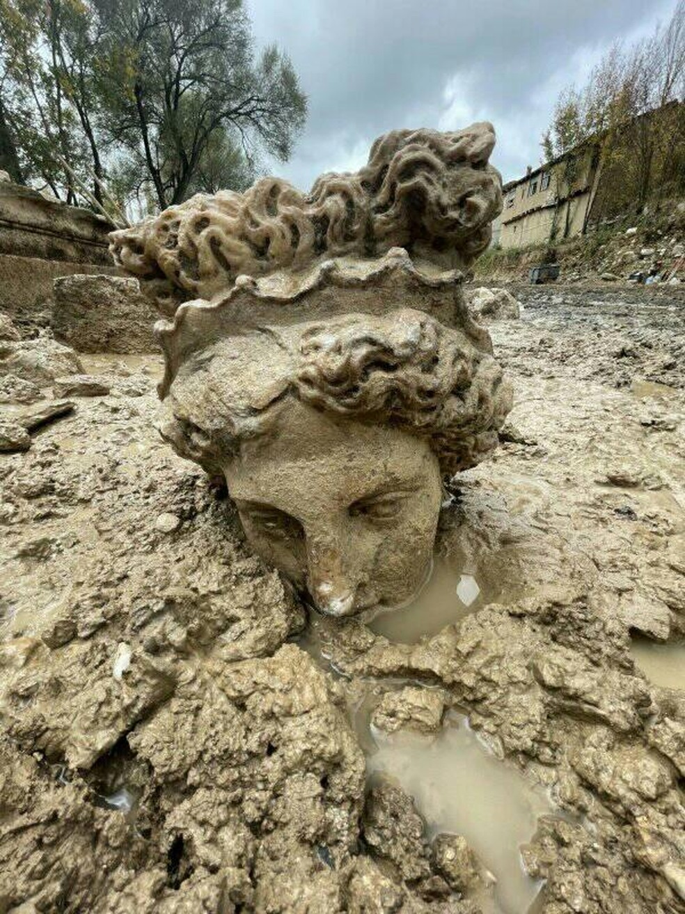 Arqueólogos encontram cabeças de deuses gregos em sítio na Turquia