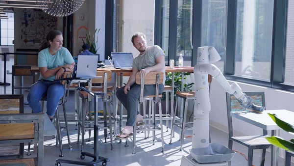 Google testa robôs que limpam mesas e organizam cadeiras em escritórios