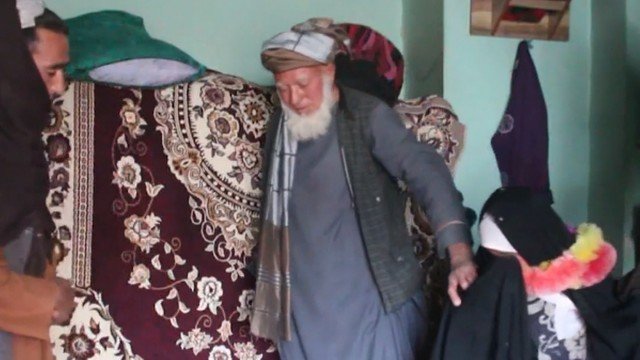 Menina de 9 anos é resgatada após ser vendida para se casar com homem de 55 no Afeganistão