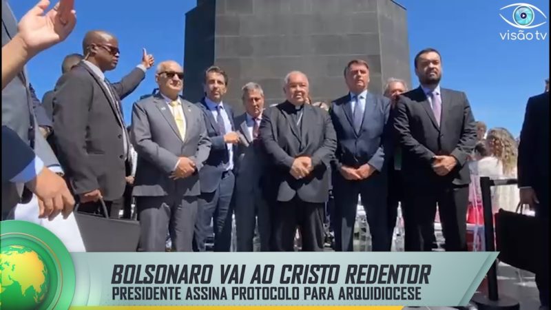 Bolsonaro vai à Missa aos pés do Cristo Redentor, no Rio de Janeiro
