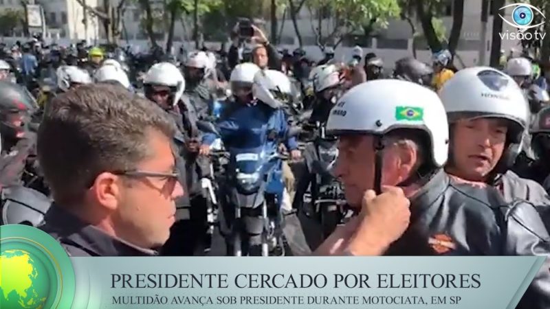 Presidente é cercado por centenas de eleitores em meio a enorme motociata, em São Paulo