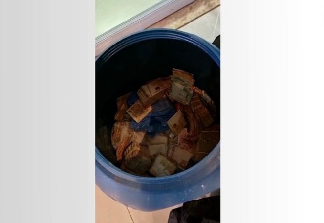 Dinheiro escondido em tambor é encontrado por polícia em operação contra tráfico internacional de cocaína