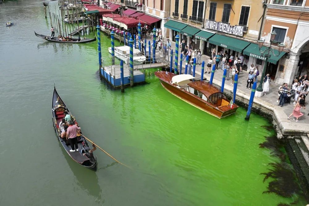 Itália descobre o que deixou canal de Veneza verde fluorescente