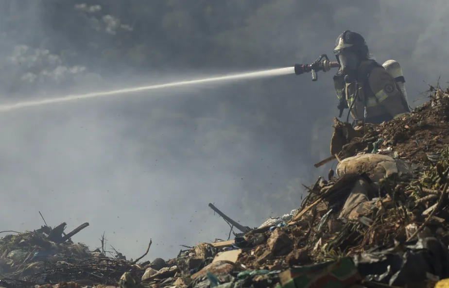 Teresópolis fica coberta por névoa depois de incêndio em aterro sanitário
