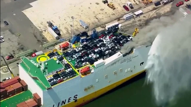 Navio de carga com 1.200 carros pega fogo nos EUA